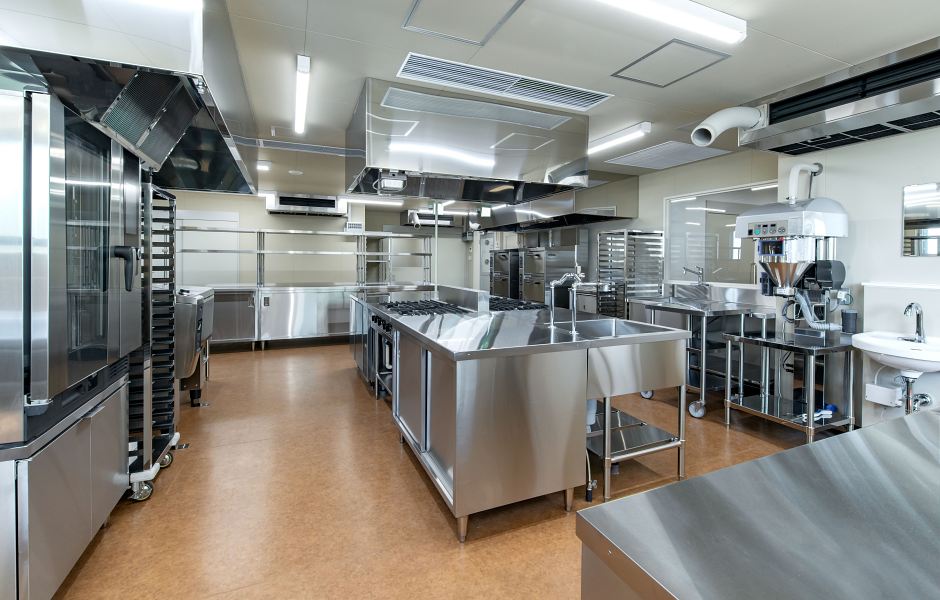 Bancadas em Aço Inox Sob Medida: Por Que São Essenciais Para Cozinhas Profissionais?